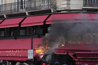 Un auvent de La Rotonde a pris feu après le jet d'un cocktail Molotiv.